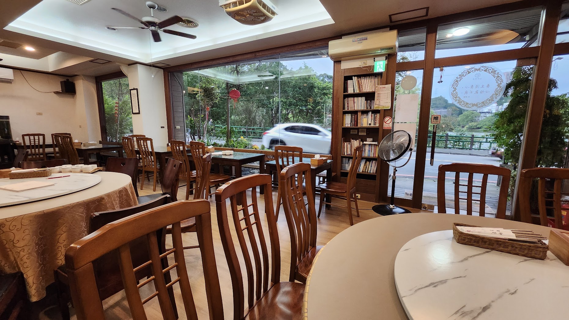 汐止蔬食首選｜心怡素食全攻略：從2人套餐到豪華合菜，飽覽湖光山色的用餐體驗