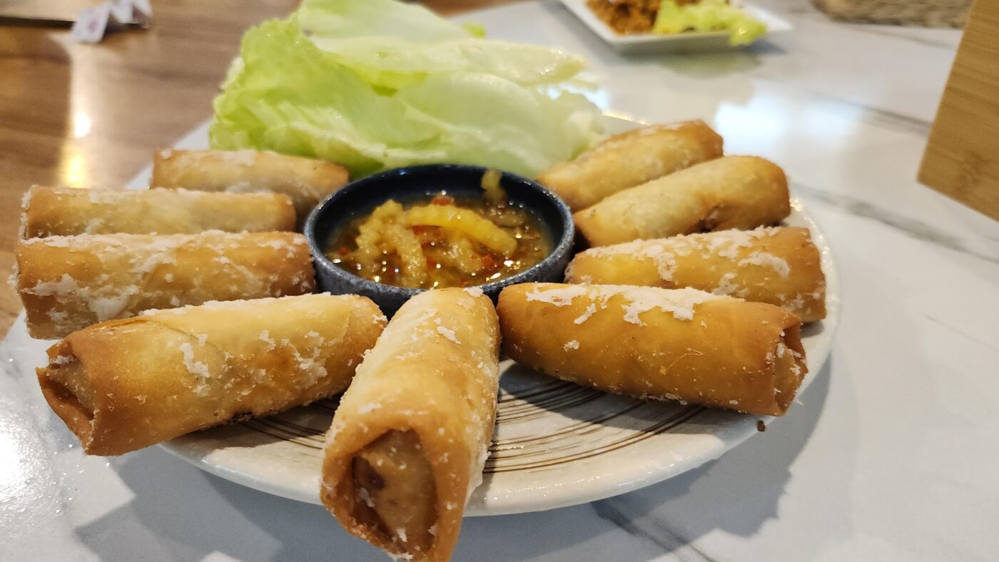 汐止蔬食首選｜心怡素食全攻略：從2人套餐到豪華合菜，飽覽湖光山色的用餐體驗