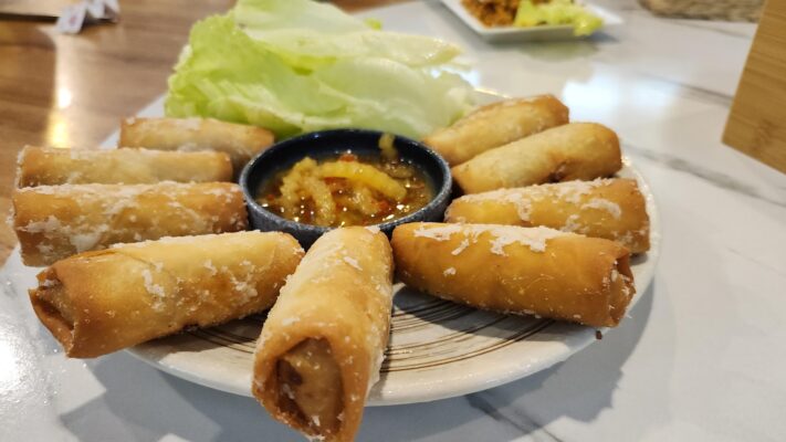 汐止蔬食首選｜心怡素食全攻略：從2人套餐到豪華合菜，飽覽湖光山色的用餐體驗