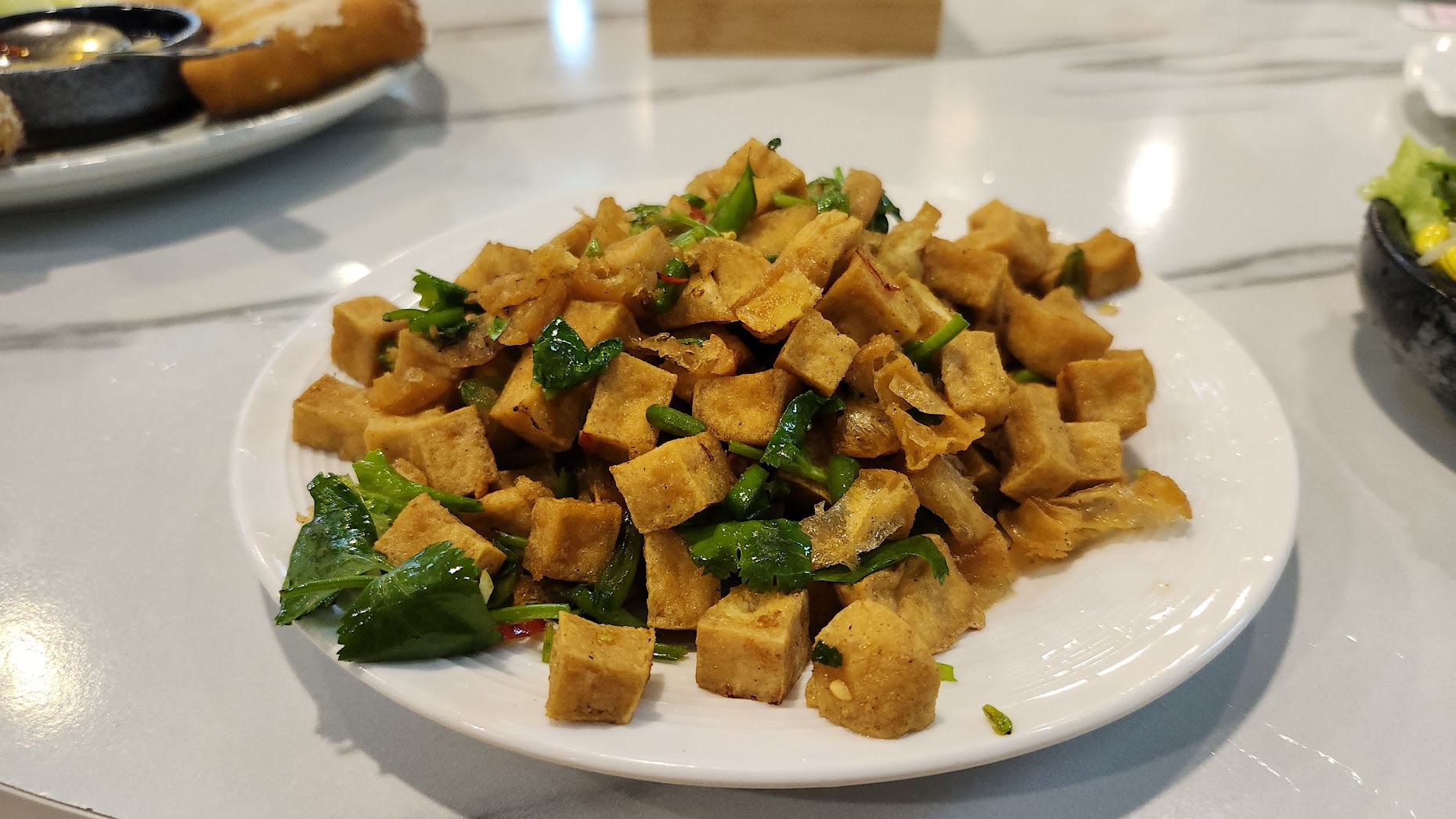 汐止蔬食首選｜心怡素食全攻略：從2人套餐到豪華合菜，飽覽湖光山色的用餐體驗