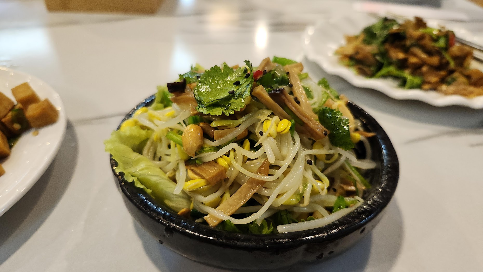 汐止蔬食首選｜心怡素食全攻略：從2人套餐到豪華合菜，飽覽湖光山色的用餐體驗