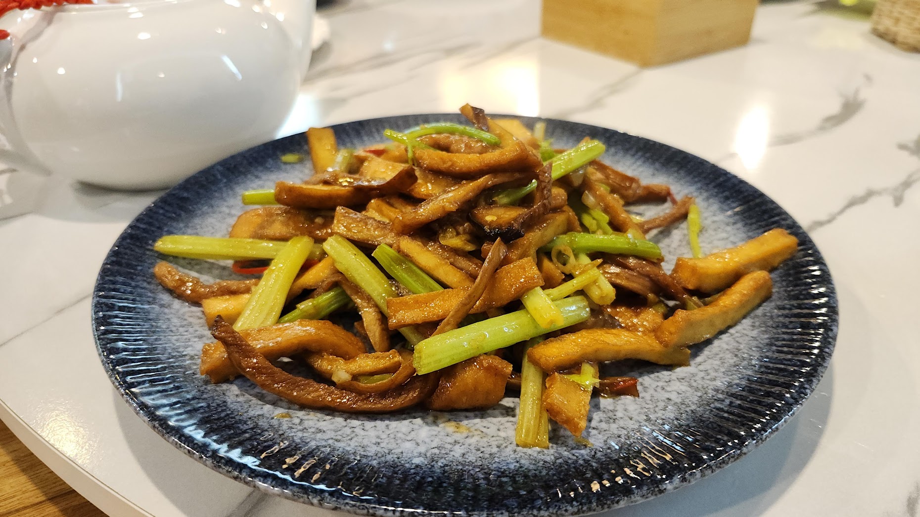 汐止蔬食首選｜心怡素食全攻略：從2人套餐到豪華合菜，飽覽湖光山色的用餐體驗