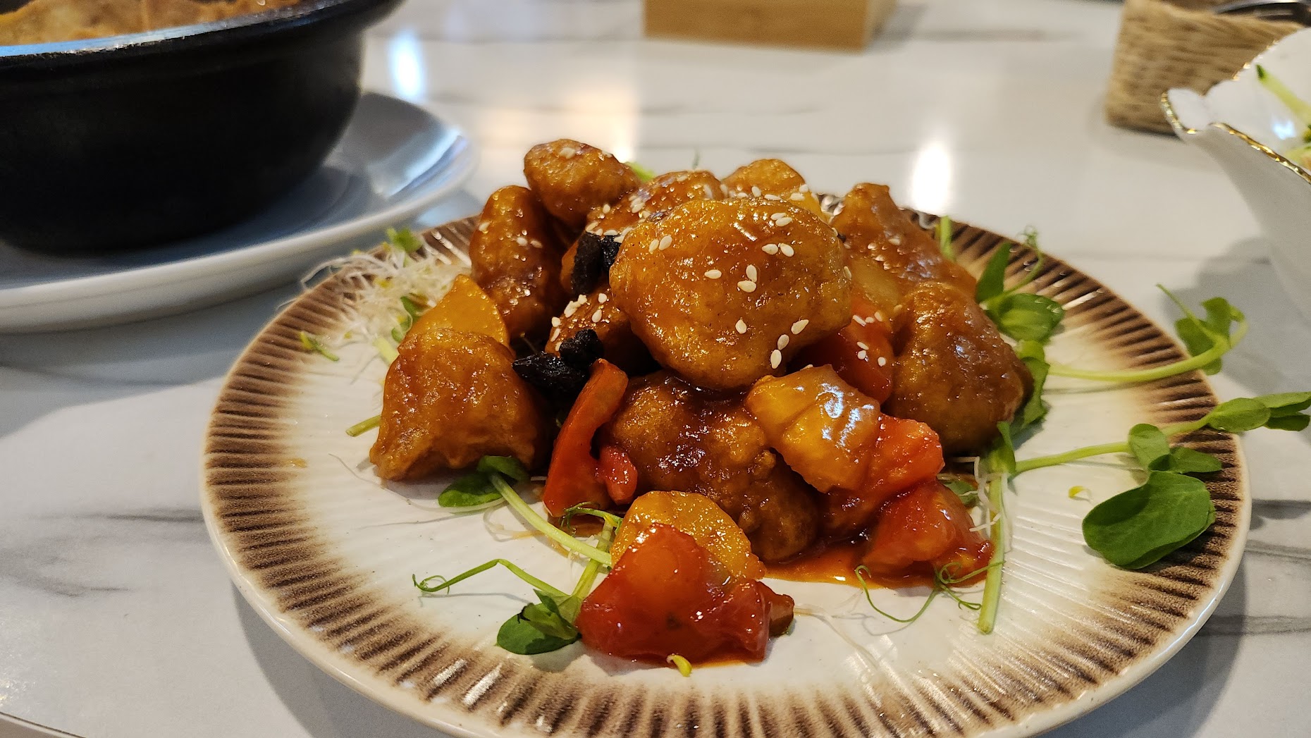 汐止蔬食首選｜心怡素食全攻略：從2人套餐到豪華合菜，飽覽湖光山色的用餐體驗