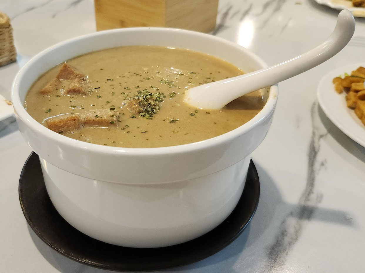 汐止蔬食首選｜心怡素食全攻略：從2人套餐到豪華合菜，飽覽湖光山色的用餐體驗